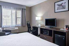 Ramada by Wyndham Thunder Bay Airlane Hotel