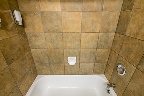 Ramada by Wyndham Thunder Bay Airlane Hotel