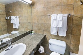 Ramada by Wyndham Thunder Bay Airlane Hotel