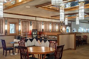 Ramada by Wyndham Thunder Bay Airlane Hotel
