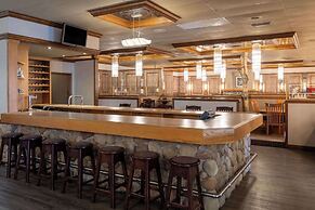 Ramada by Wyndham Thunder Bay Airlane Hotel