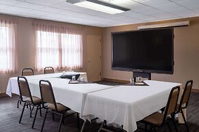 Ramada by Wyndham Thunder Bay Airlane Hotel