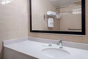 Ramada by Wyndham Thunder Bay Airlane Hotel