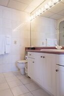 Ramada by Wyndham Thunder Bay Airlane Hotel