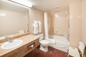 Ramada by Wyndham Thunder Bay Airlane Hotel