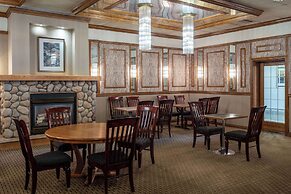 Ramada by Wyndham Thunder Bay Airlane Hotel