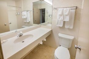 Ramada by Wyndham Thunder Bay Airlane Hotel