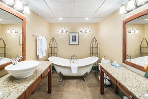 Ramada by Wyndham Thunder Bay Airlane Hotel