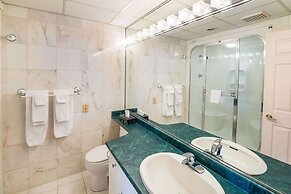 Ramada by Wyndham Thunder Bay Airlane Hotel