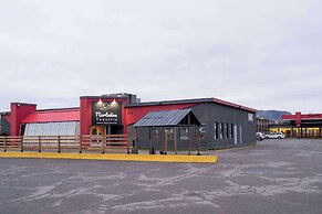 Ramada by Wyndham Thunder Bay Airlane Hotel