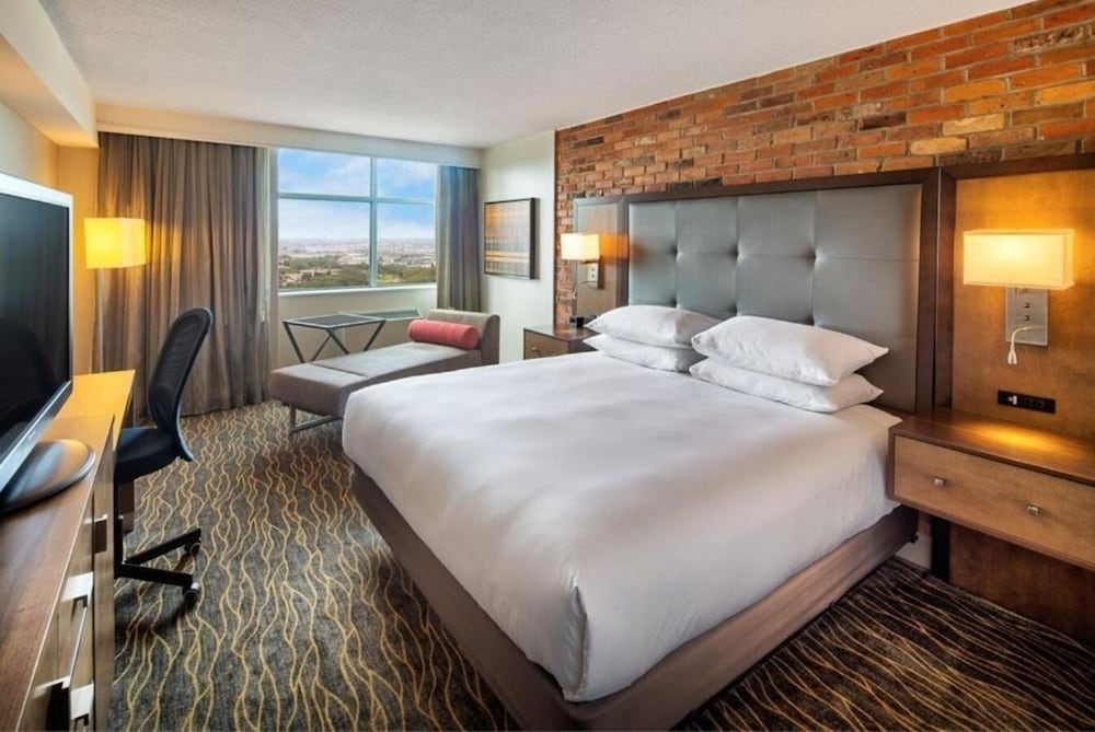 DoubleTree by Hilton Toronto Airport