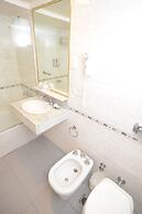 Up Viamonte Hotel
