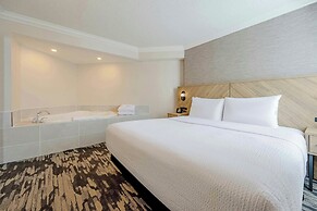 Sandman Signature Mississauga Hotel