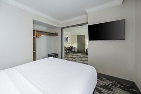 Sandman Signature Mississauga Hotel