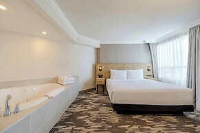 Sandman Signature Mississauga Hotel