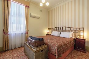 Hadley's Orient Hotel