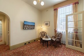 Hadley's Orient Hotel