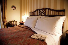 Hadley's Orient Hotel