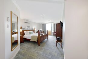 Burnett Riverside Hotel