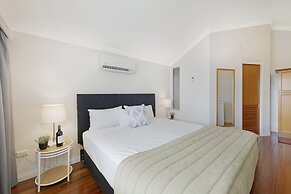 Burnett Riverside Hotel