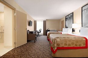 Ramada by Wyndham Niagara Falls Near the Falls