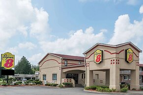 Super 8 by Wyndham Guelph