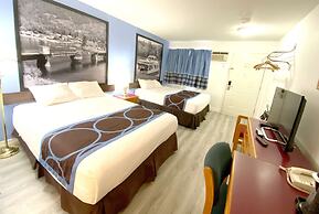 Super 8 by Wyndham Sicamous
