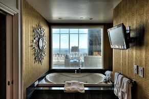 Hilton Niagara Falls/Fallsview Hotel & Suites