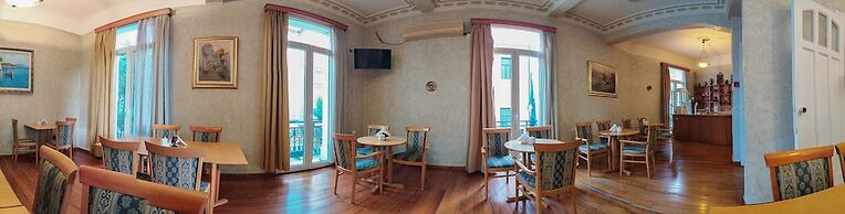 Cecil Hotel