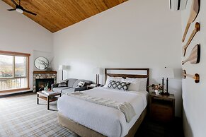 Pyramid Lake Lodge