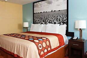 Super 8 by Wyndham Wichita Airport