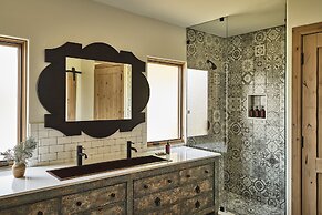 Bishop's Lodge, Auberge Collection