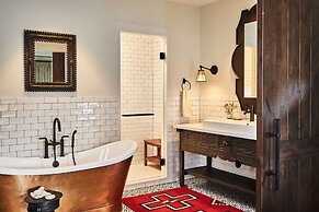 Bishop's Lodge, Auberge Collection