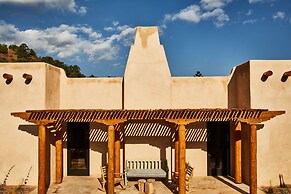 Bishop's Lodge, Auberge Collection