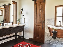 Bishop's Lodge, Auberge Collection