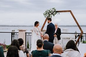 Oak Bay Beach Hotel