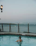 Oak Bay Beach Hotel