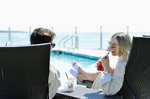 Oak Bay Beach Hotel