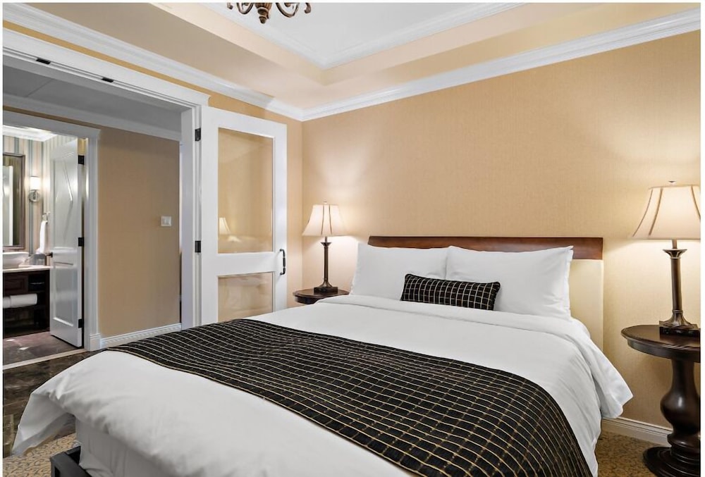 Oak Bay Beach Hotel
