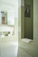 Bay Plaza Hotel