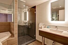 Hampton Inn & Suites by Hilton Calgary-Airport