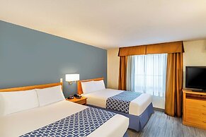 Econo Lodge Inn & Suites University