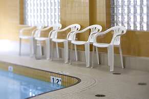 Econo Lodge Inn & Suites University