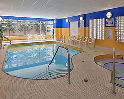 Econo Lodge Inn & Suites University