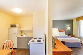 Econo Lodge Inn & Suites University