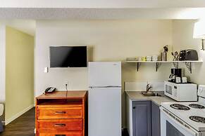 Econo Lodge Inn & Suites University