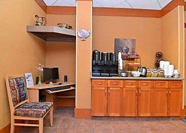 Econo Lodge Inn & Suites University