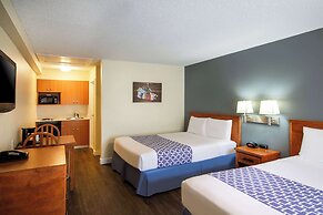 Econo Lodge Inn & Suites University