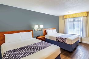 Econo Lodge Inn & Suites University