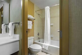 Econo Lodge Inn & Suites University